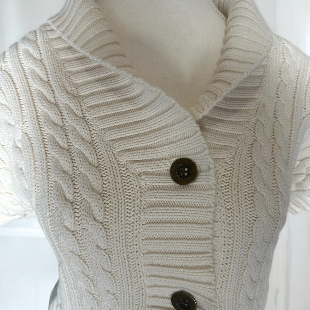 Maddison sleeveless cable knit sweater two button closure, ecru, sz Medium - Picture 7 of 8